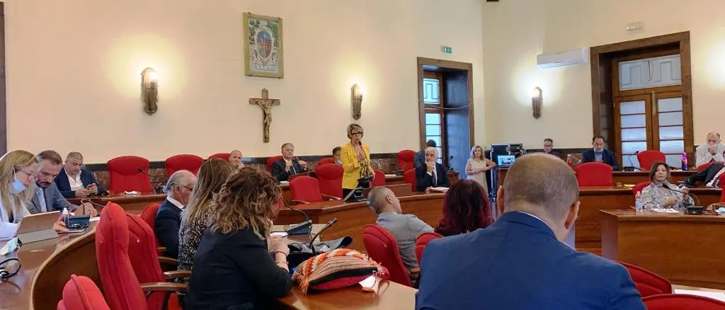 Comune, M5S e \"Vibo democratica\": «La maggioranza scricchiola»