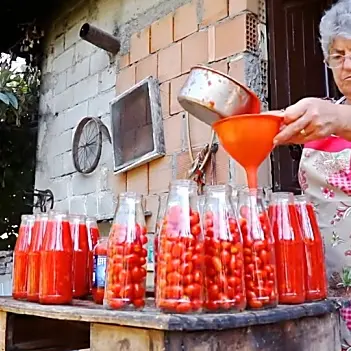 \"Ode al pomodoro\", la tradizione della salsa fatta in casa a LaC Storie - Video
