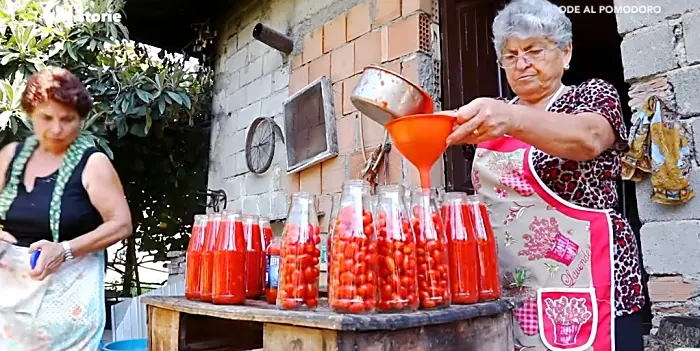 \"Ode al pomodoro\", la tradizione della salsa fatta in casa a LaC Storie - Video