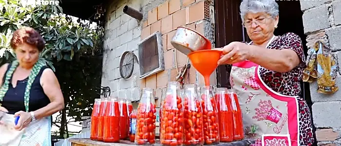 \"Ode al pomodoro\", la tradizione della salsa fatta in casa a LaC Storie - Video