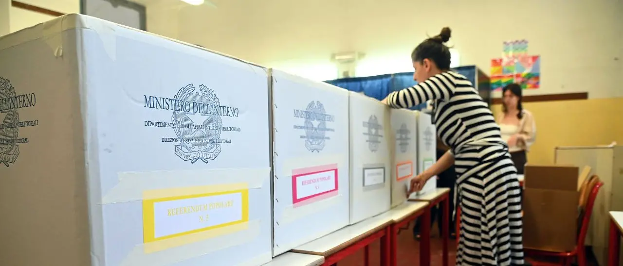 Seggi aperti per i referendum su cittadinanza e lavoro, si vota fino alle 15 di lunedì: ecco i cinque quesiti