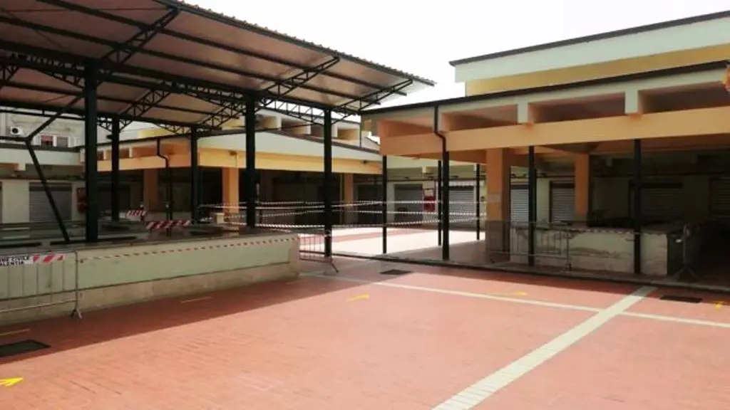 Mercato coperto e commercianti… scoperti, Soriano replica: «I lavori riprenderanno questa settimana. Intanto subito bagni e gazebo»