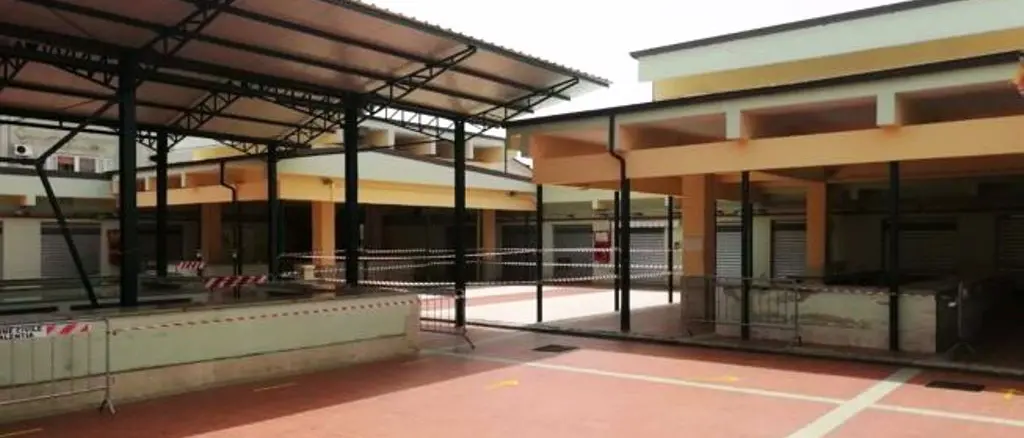 Mercato coperto e commercianti… scoperti, Soriano replica: «I lavori riprenderanno questa settimana. Intanto subito bagni e gazebo»