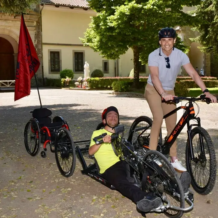 In handbike alla scoperta della Calabria, Cristiano Misasi fa tappa a Serra: «È la metafora vivente di una terra che non si arrende»