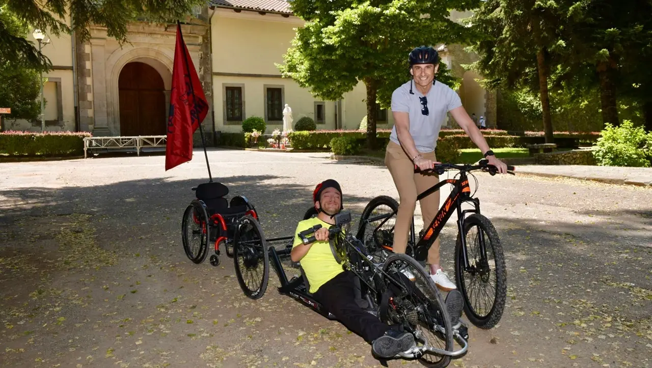 In handbike alla scoperta della Calabria, Cristiano Misasi fa tappa a Serra: «È la metafora vivente di una terra che non si arrende»