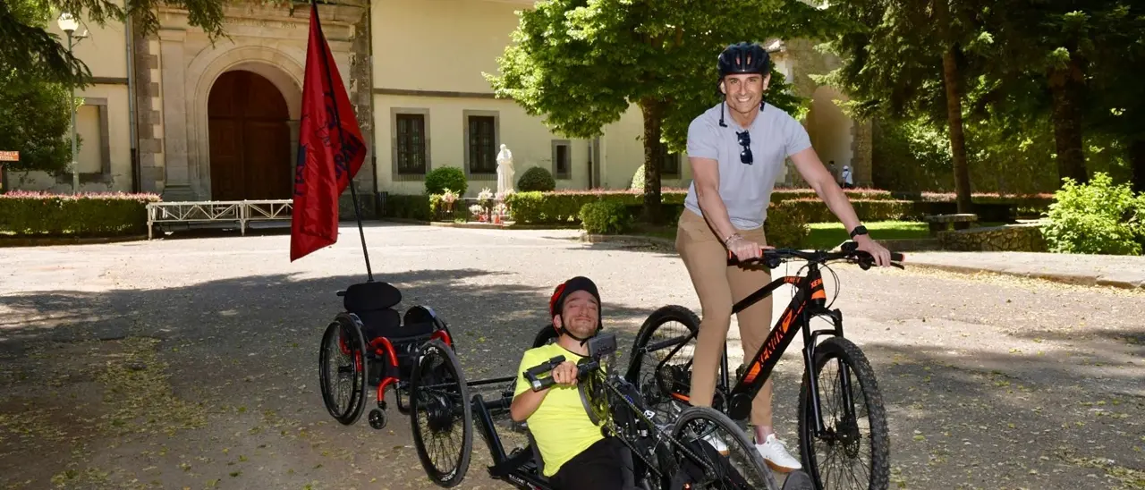 In handbike alla scoperta della Calabria, Cristiano Misasi fa tappa a Serra: «È la metafora vivente di una terra che non si arrende»