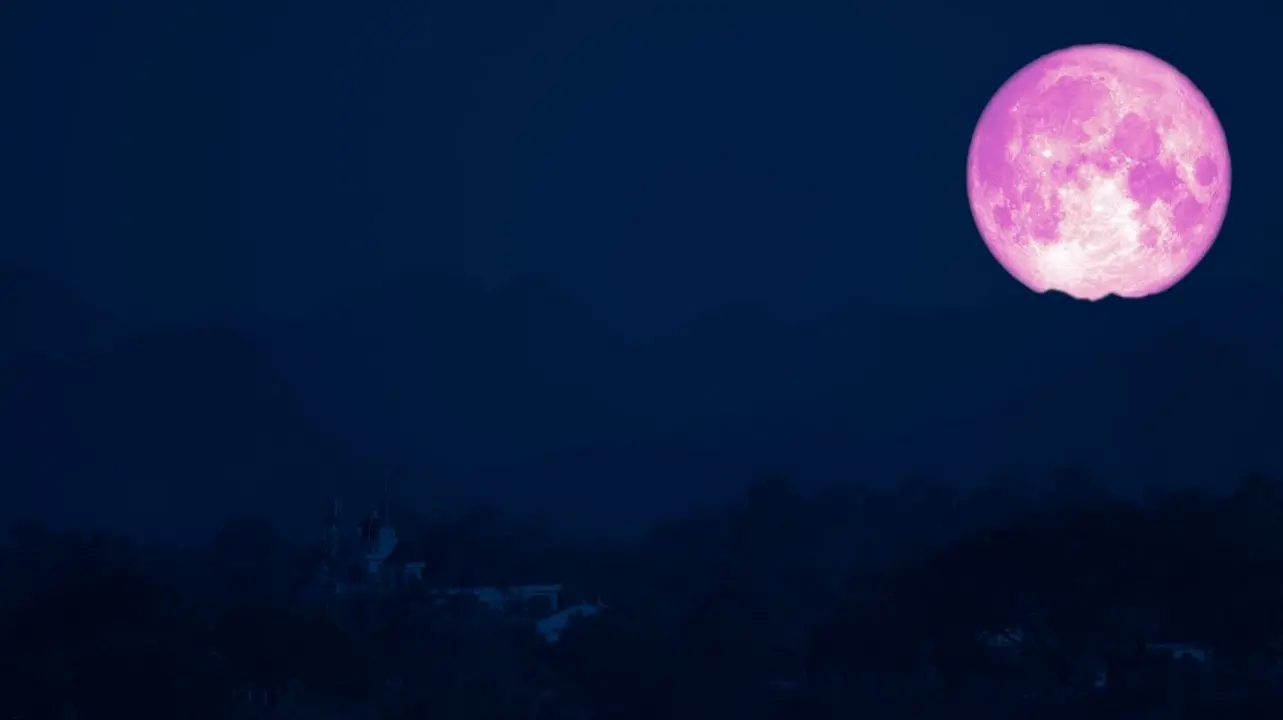 Tutti col naso all’insù, arriva la luna delle fragole: ecco quando osservarla