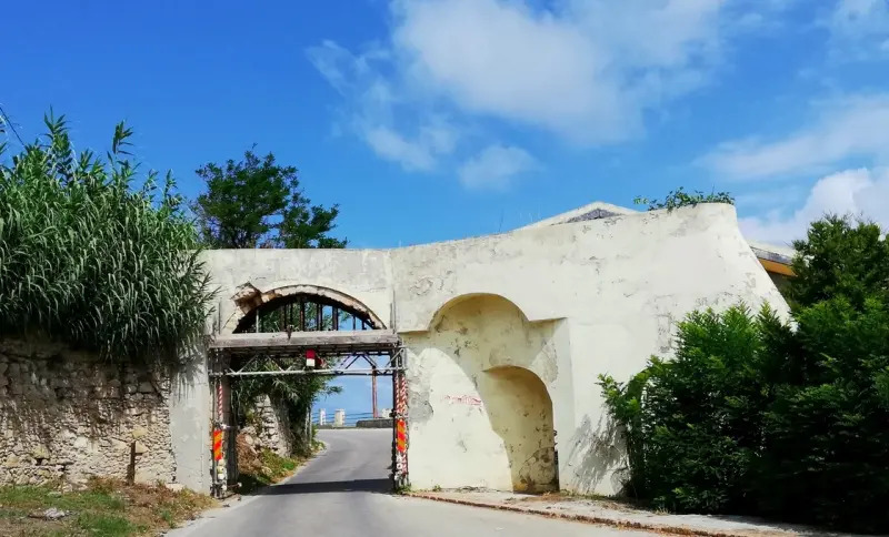 Briatico, viaggio nel degrado dalla zona marina al centro abitato