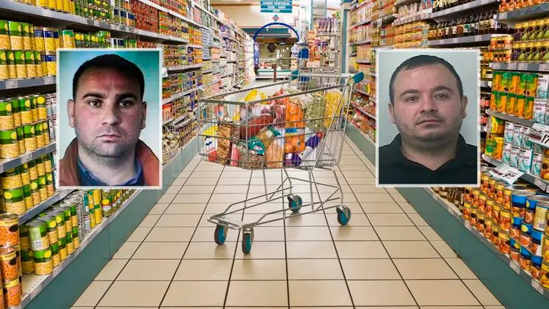 Shopping cart in a grocery store , www.jupiterimages.com