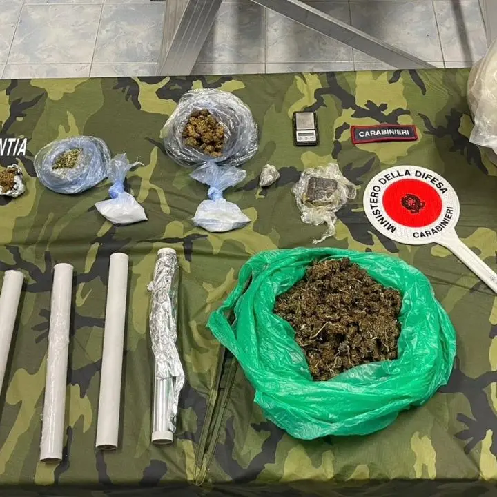 Filandari, sorpreso in casa con 1,5 kg di droga e bilancino: blitz dei carabinieri (con arresto) nella frazione di Arzona