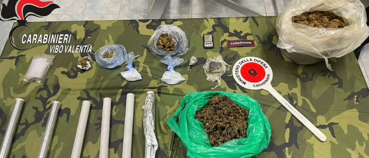 Filandari, sorpreso in casa con 1,5 kg di droga e bilancino: blitz dei carabinieri (con arresto) nella frazione di Arzona