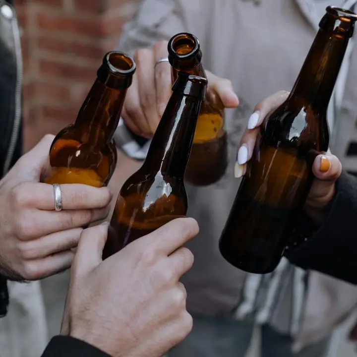 Schiamazzi notturni davanti al McDonald's, Cuore vibonese interroga il sindaco: «Cittadini esasperati, faccia qualcosa»