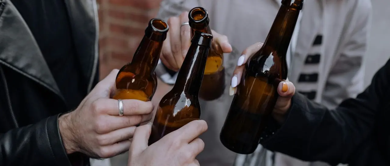 Schiamazzi notturni davanti al McDonald's, Cuore vibonese interroga il sindaco: «Cittadini esasperati, faccia qualcosa»