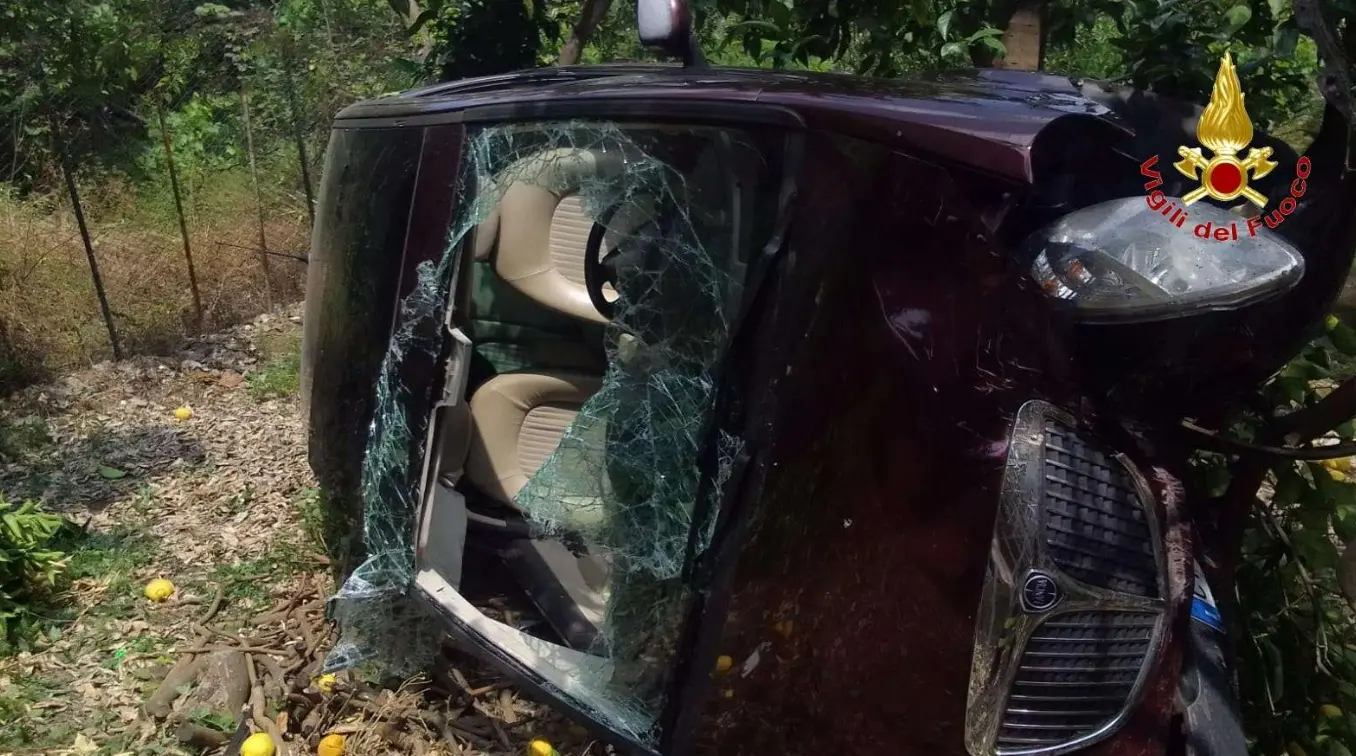 Incidente a Soriano, sfonda con l'auto un muretto e precipita su un limoneto: soccorsa una donna