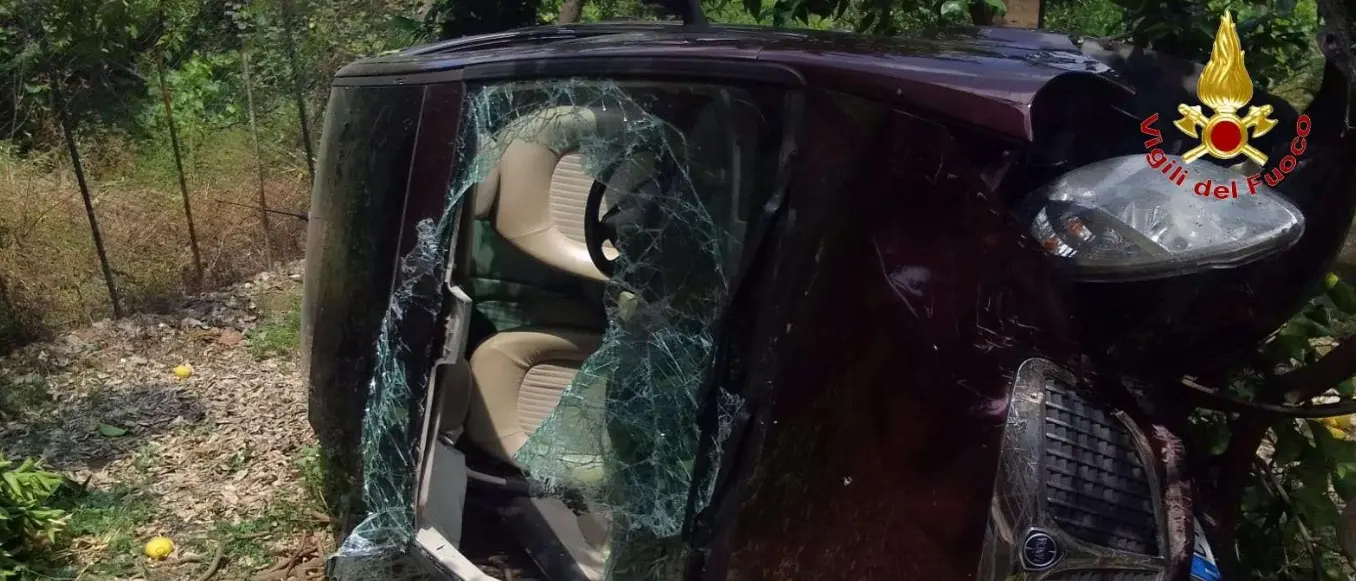 Incidente a Soriano, sfonda con l'auto un muretto e precipita su un limoneto: soccorsa una donna