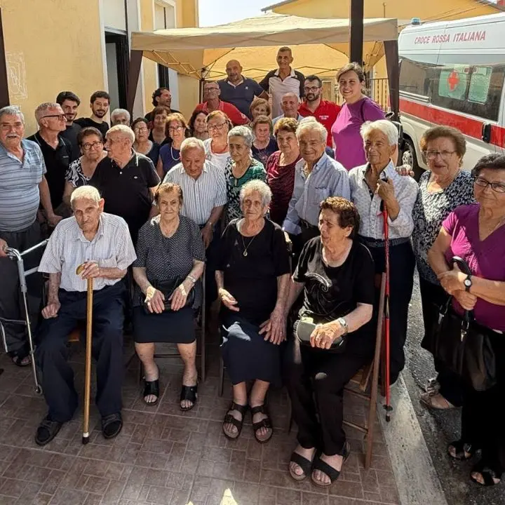 Triparni riscopre la sua memoria con un pranzo dedicato agli anziani del borgo: «Non speravamo più di ritrovarci così»