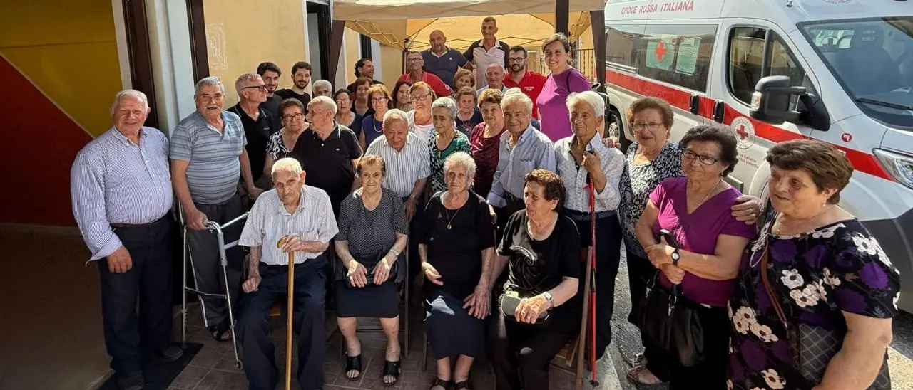 Triparni riscopre la sua memoria con un pranzo dedicato agli anziani del borgo: «Non speravamo più di ritrovarci così»