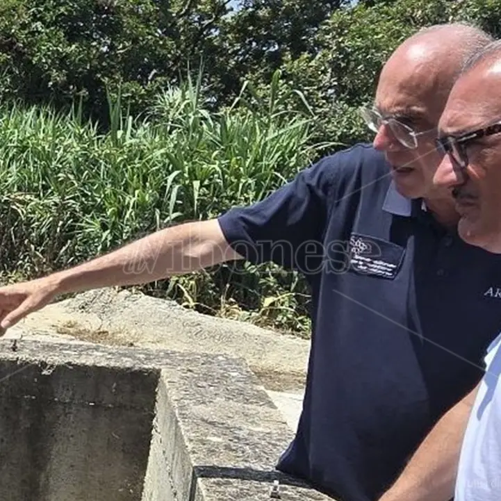 Chiazza in mare a Bivona, sopralluogo del sindaco che assicura: «Abbiamo individuato il problema, tutto risolto»
