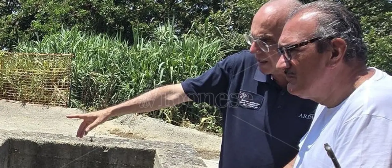 Chiazza in mare a Bivona, sopralluogo del sindaco che assicura: «Abbiamo individuato il problema, tutto risolto»