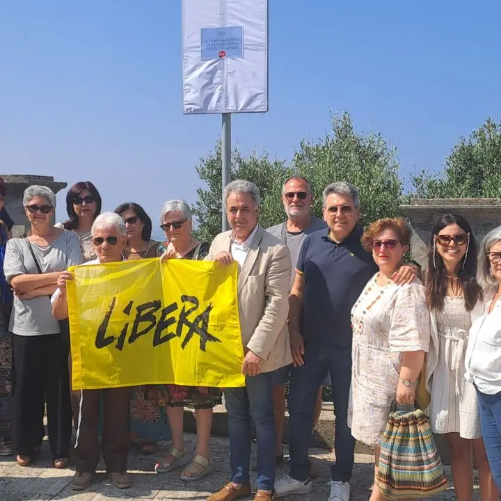 Nicotera, Libera dedica una targa a Stefano Piperno e alle vittime innocenti in attesa di verità e giustizia