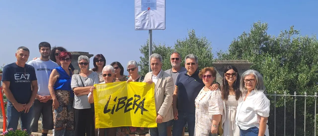 Nicotera, Libera dedica una targa a Stefano Piperno e alle vittime innocenti in attesa di verità e giustizia