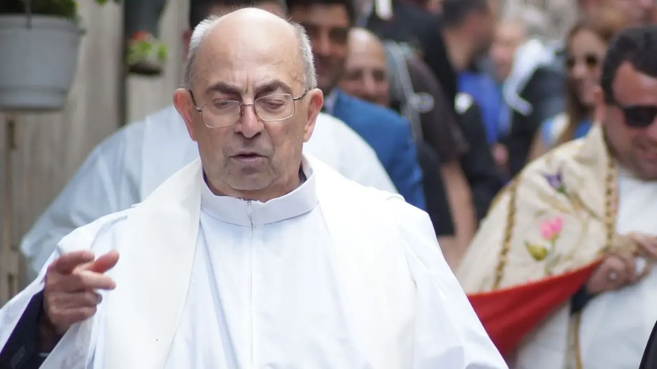 Fabrizia piange don Raffaele Latassa, il cordoglio del sindaco: «Un esempio per tutti, 50 anni al servizio della comunità»