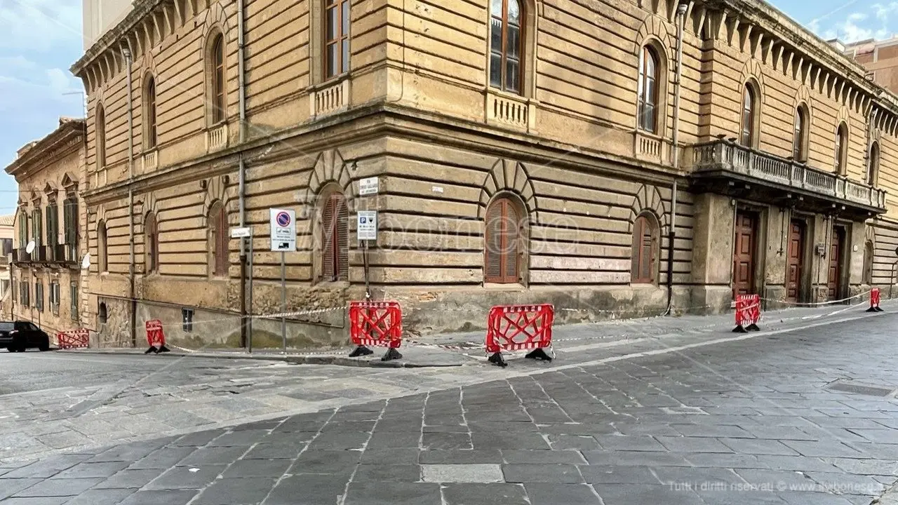 Cadono calcinacci, Palazzo Gagliardi - De Riso interamente transennato. Barbuto (ex Vibo Sviluppo): «La Provincia spenda i soldi che ci sono». L'Andolina: «Non sa che dice»