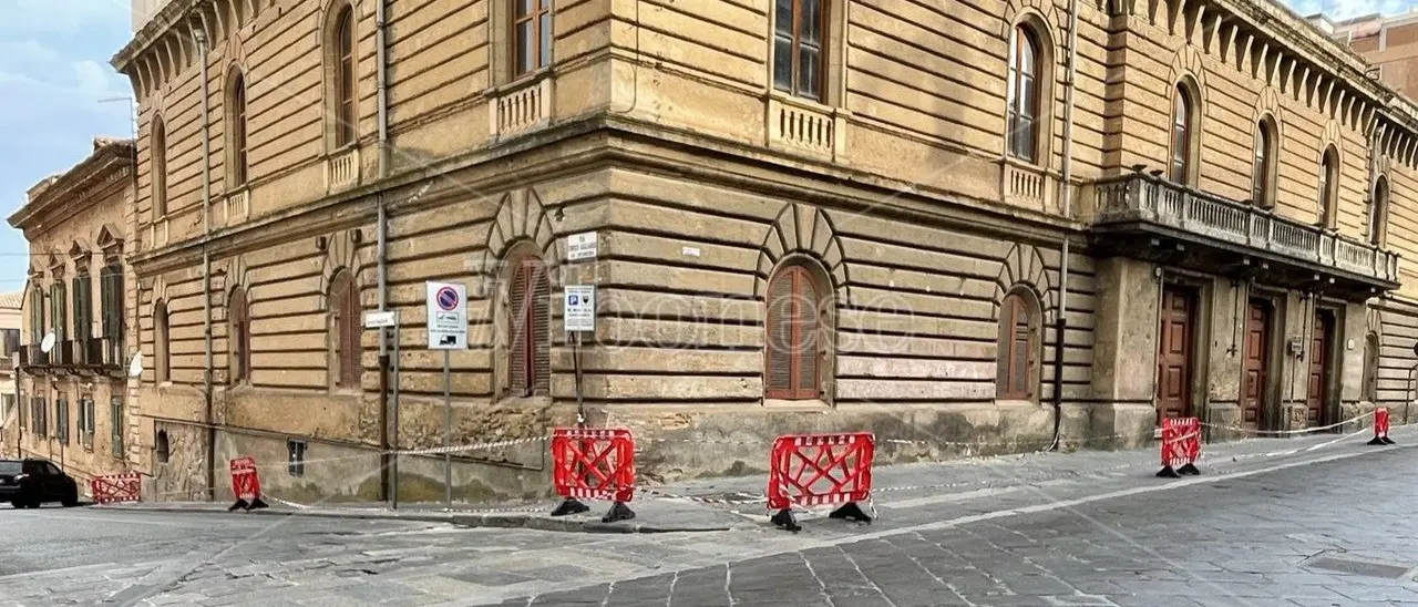 Cadono calcinacci, Palazzo Gagliardi - De Riso interamente transennato. Barbuto (ex Vibo Sviluppo): «La Provincia spenda i soldi che ci sono». L'Andolina: «Non sa che dice»