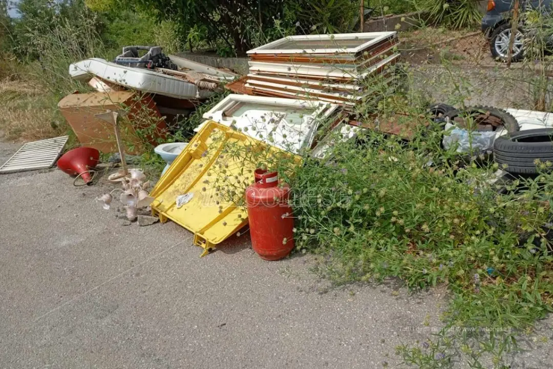 Lampadari, un materasso e… un vaso wc: la discarica sotto casa fa infuriare i residenti di Vena Superiore: «S’intervenga»