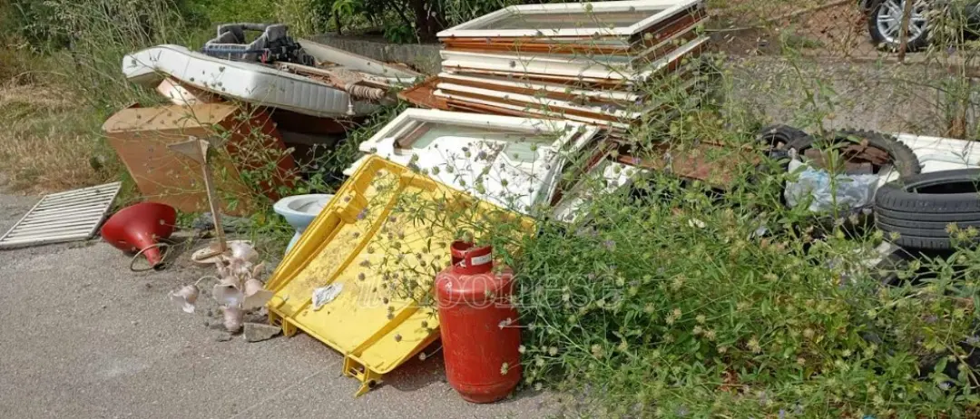 Abbandono dei rifiuti a Vibo, l’ex assessore Bruni: «Perché il Comune ha tolto le 12 telecamere che avevamo installato?»