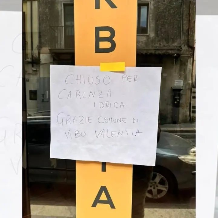 “Chiuso per carenza idrica. Grazie Comune di Vibo”: il cartello apparso sulla porta di una barberia di Corso Umberto I