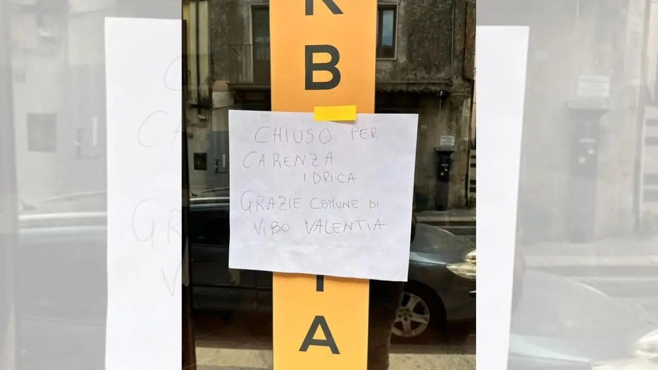 “Chiuso per carenza idrica. Grazie Comune di Vibo”: il cartello apparso sulla porta di una barberia di Corso Umberto I