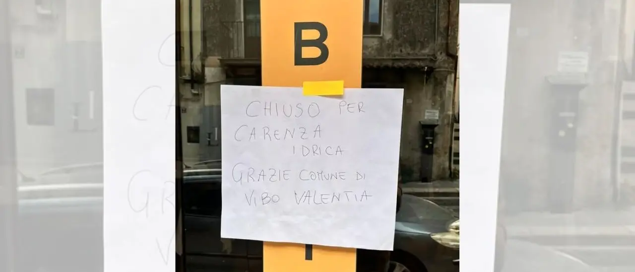 “Chiuso per carenza idrica. Grazie Comune di Vibo”: il cartello apparso sulla porta di una barberia di Corso Umberto I