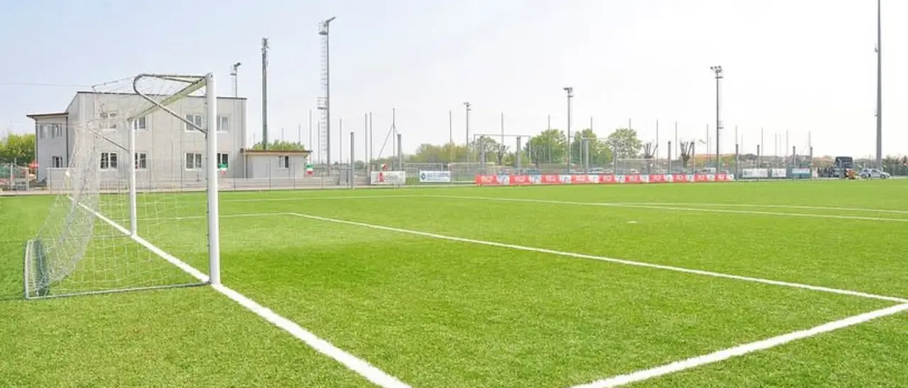 Poliziotto-arbitro in servizio alla Questura di Vibo salva la vita a un giocatore durante una partita di calcio a Gatteo Mare