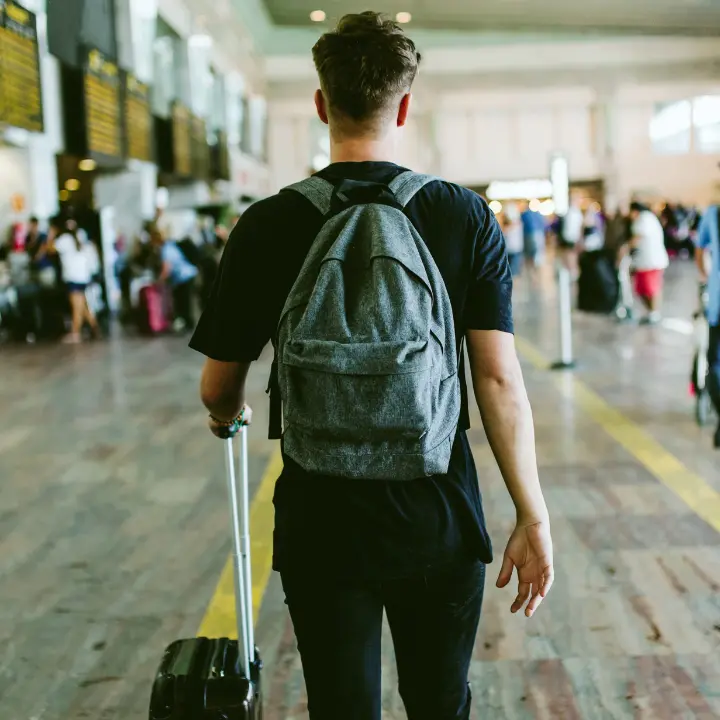 Fuggi figlio mio e ama la Calabria da lontano, l’unico modo per continuare a farlo