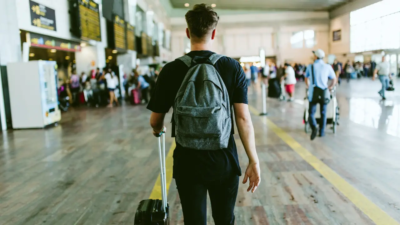 Fuggi figlio mio e ama la Calabria da lontano, l’unico modo per continuare a farlo