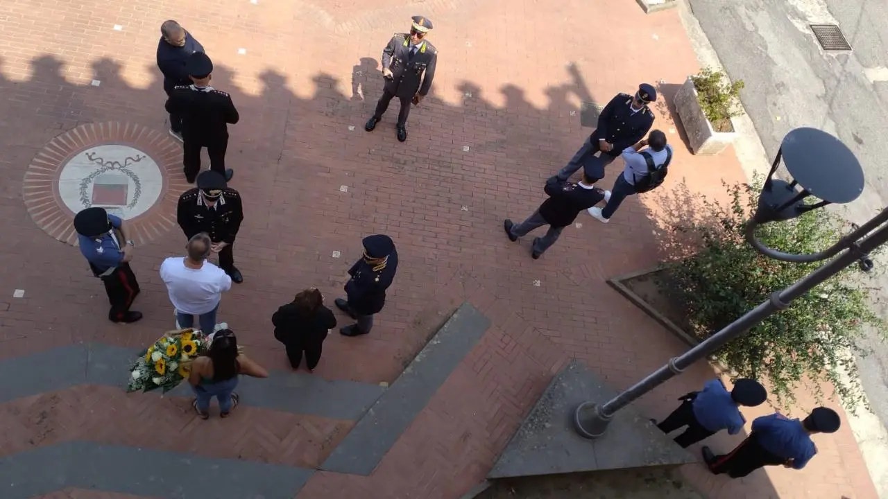 Prefetto, questore e vertici di carabinieri e guardia di finanza insieme a Dinami per mostrare (letteralmente) che lo Stato c'è