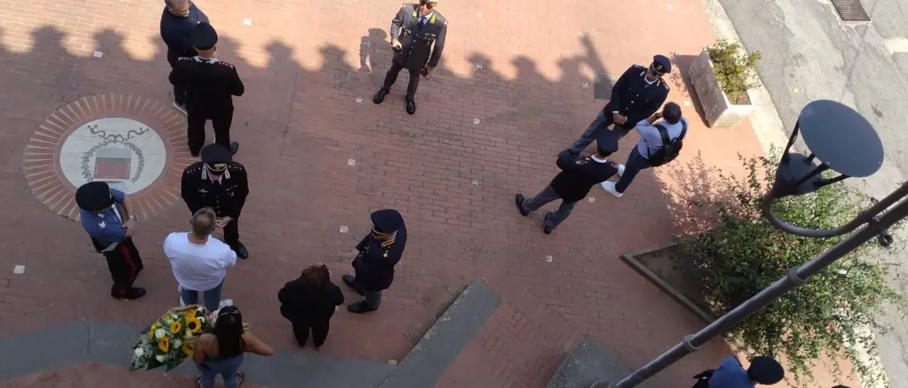 Prefetto, questore e vertici di carabinieri e guardia di finanza insieme a Dinami per mostrare (letteralmente) che lo Stato c'è