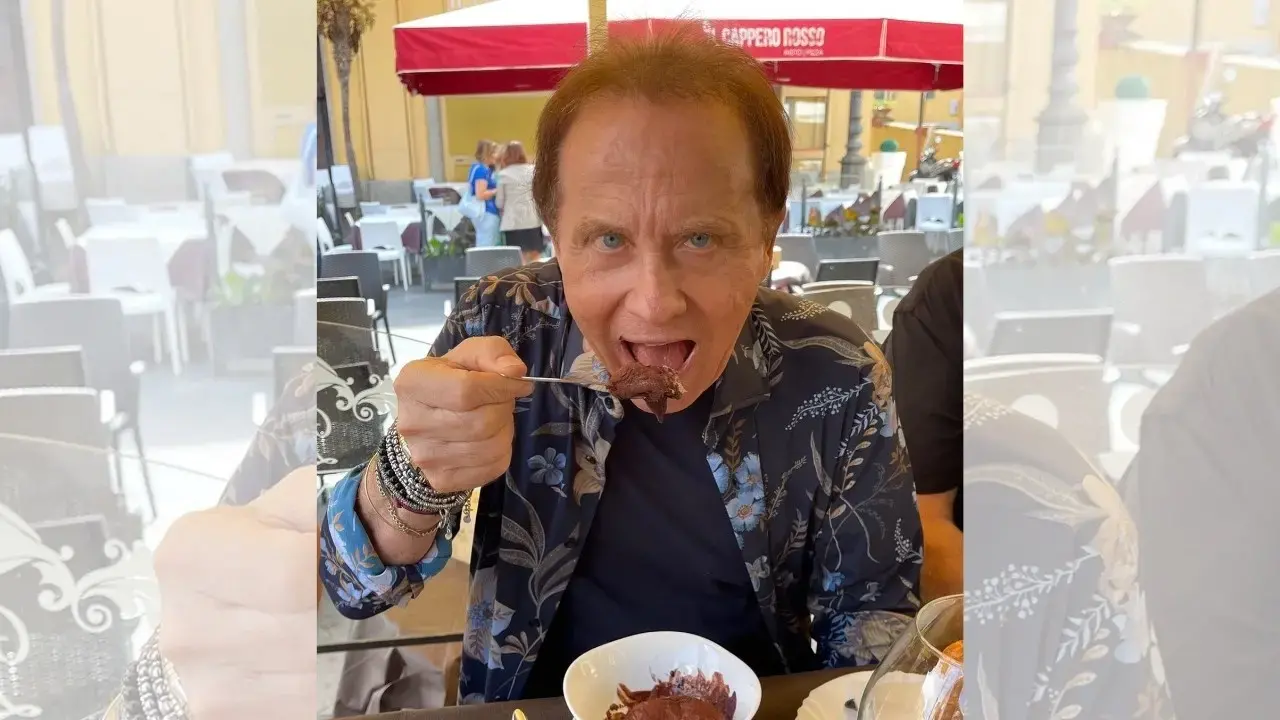 Pizzo conferisce la cittadinanza onoraria a Roby Facchinetti perché apprezza il tartufo gelato, l'opposizione insorge: «Consiglio scavalcato»