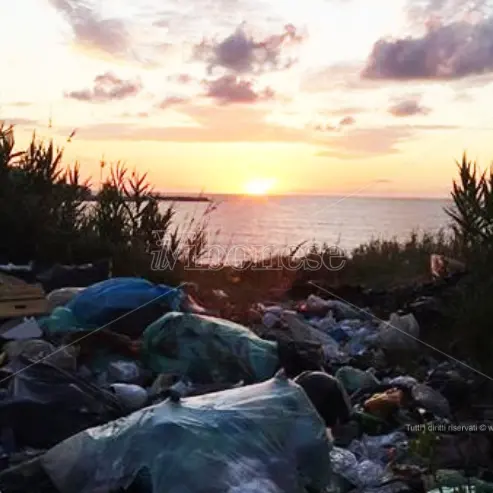 Briatico, rifiuti “al tramonto”: la rabbia dei cittadini