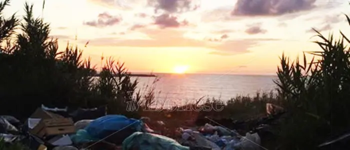 Briatico, rifiuti “al tramonto”: la rabbia dei cittadini