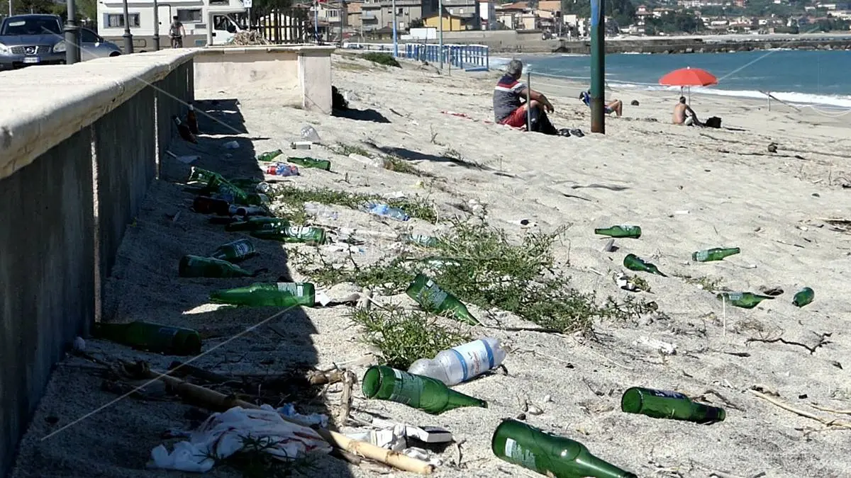 Degrado in via Vespucci: «Non siamo tutti ubriaconi, ci avete lasciato una città morta»