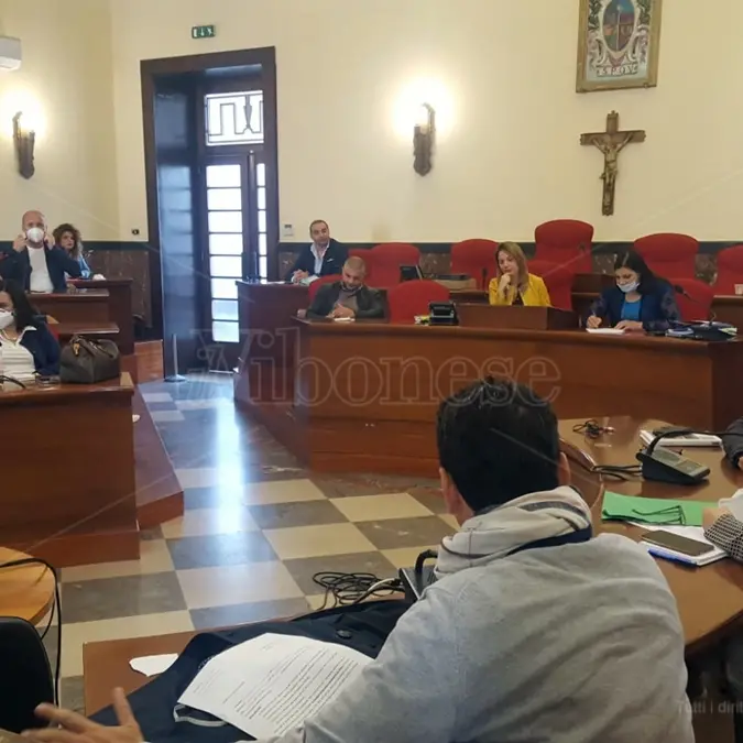 I consiglieri del M5S: «A Vibo costi della politica enormi. Ridurre le sedute delle commissioni»