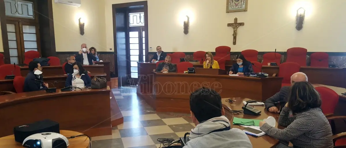 I consiglieri del M5S: «A Vibo costi della politica enormi. Ridurre le sedute delle commissioni»