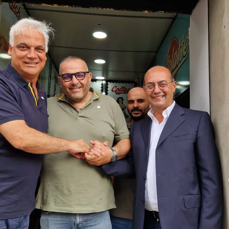 A Mileto riapre il negozio sfasciato a martellate, il proprietario: «Andiamo avanti per la nostra strada, quella del lavoro onesto»