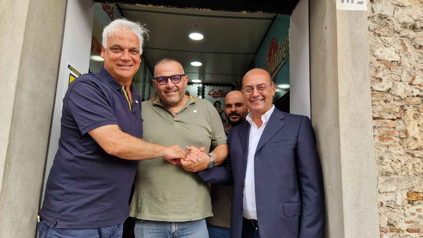 A Mileto riapre il negozio sfasciato a martellate, il proprietario: «Andiamo avanti per la nostra strada, quella del lavoro onesto»