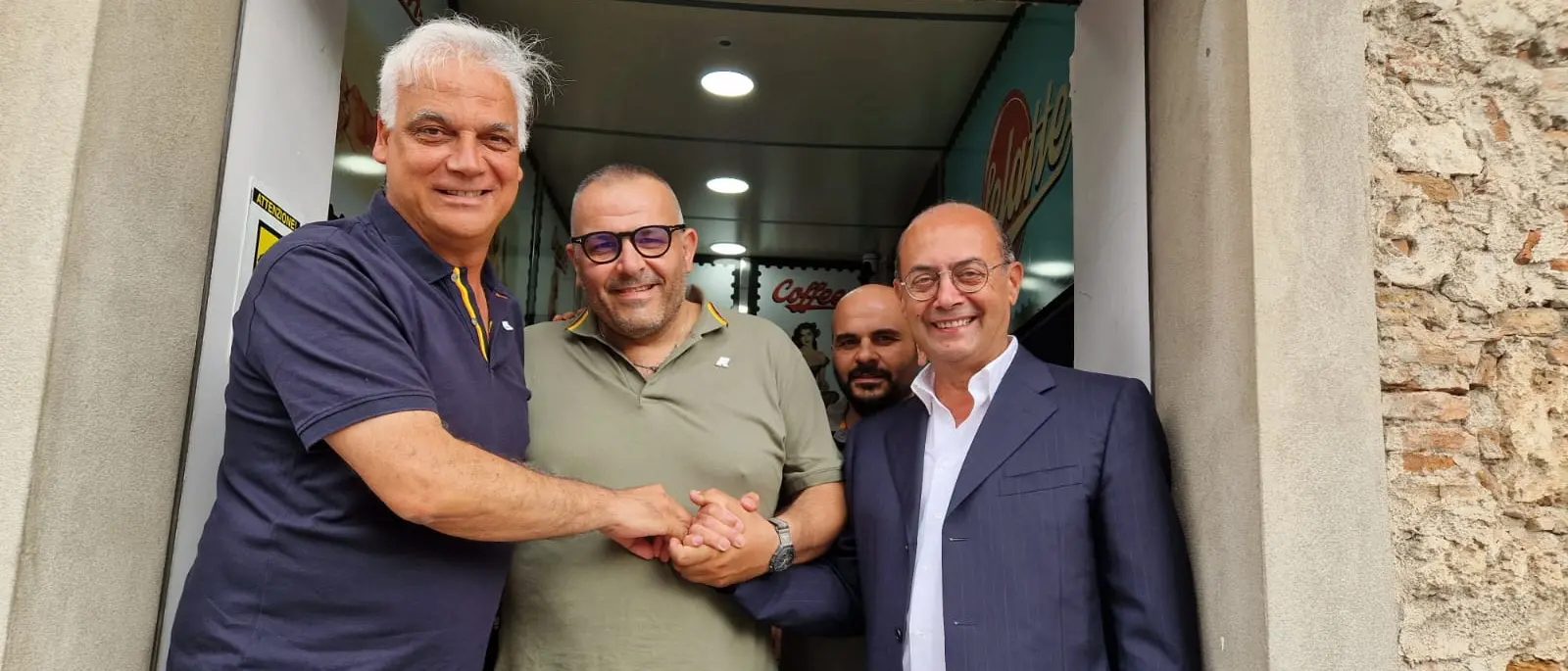 A Mileto riapre il negozio sfasciato a martellate, il proprietario: «Andiamo avanti per la nostra strada, quella del lavoro onesto»