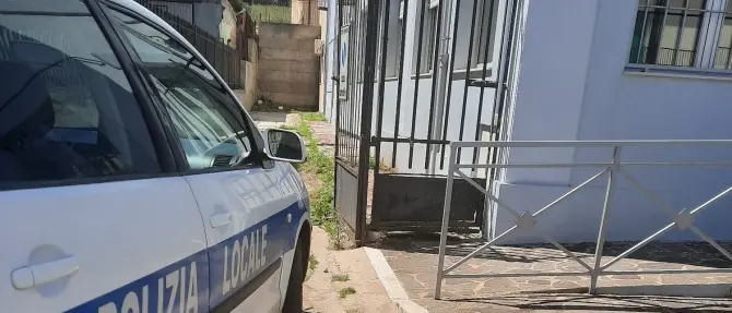 Briatico, auto dei vigili lasciata davanti alla rampa per i disabili