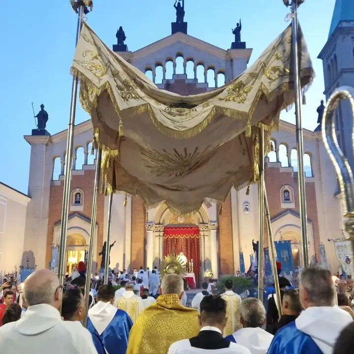 A Mileto imponente partecipazione di fedeli alla celebrazione diocesana del Corpus Domini con 60 confraternite partecipanti