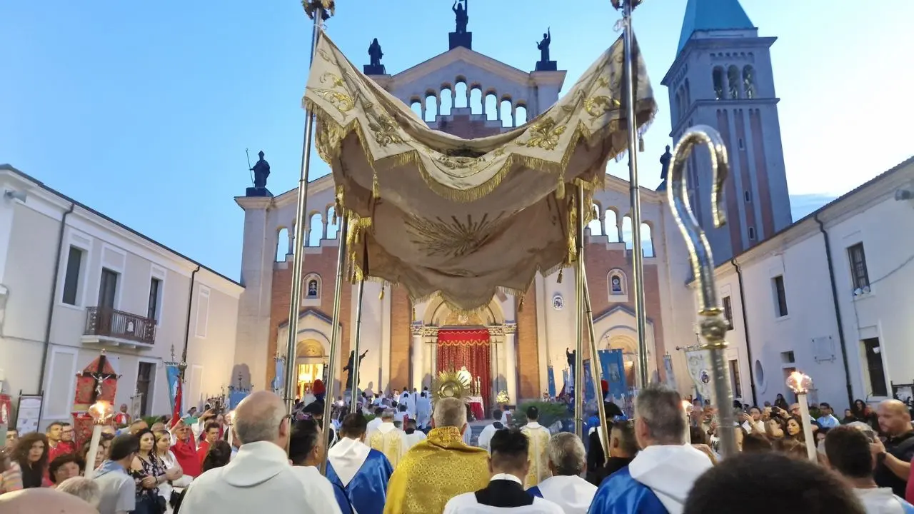 A Mileto imponente partecipazione di fedeli alla celebrazione diocesana del Corpus Domini con 60 confraternite partecipanti